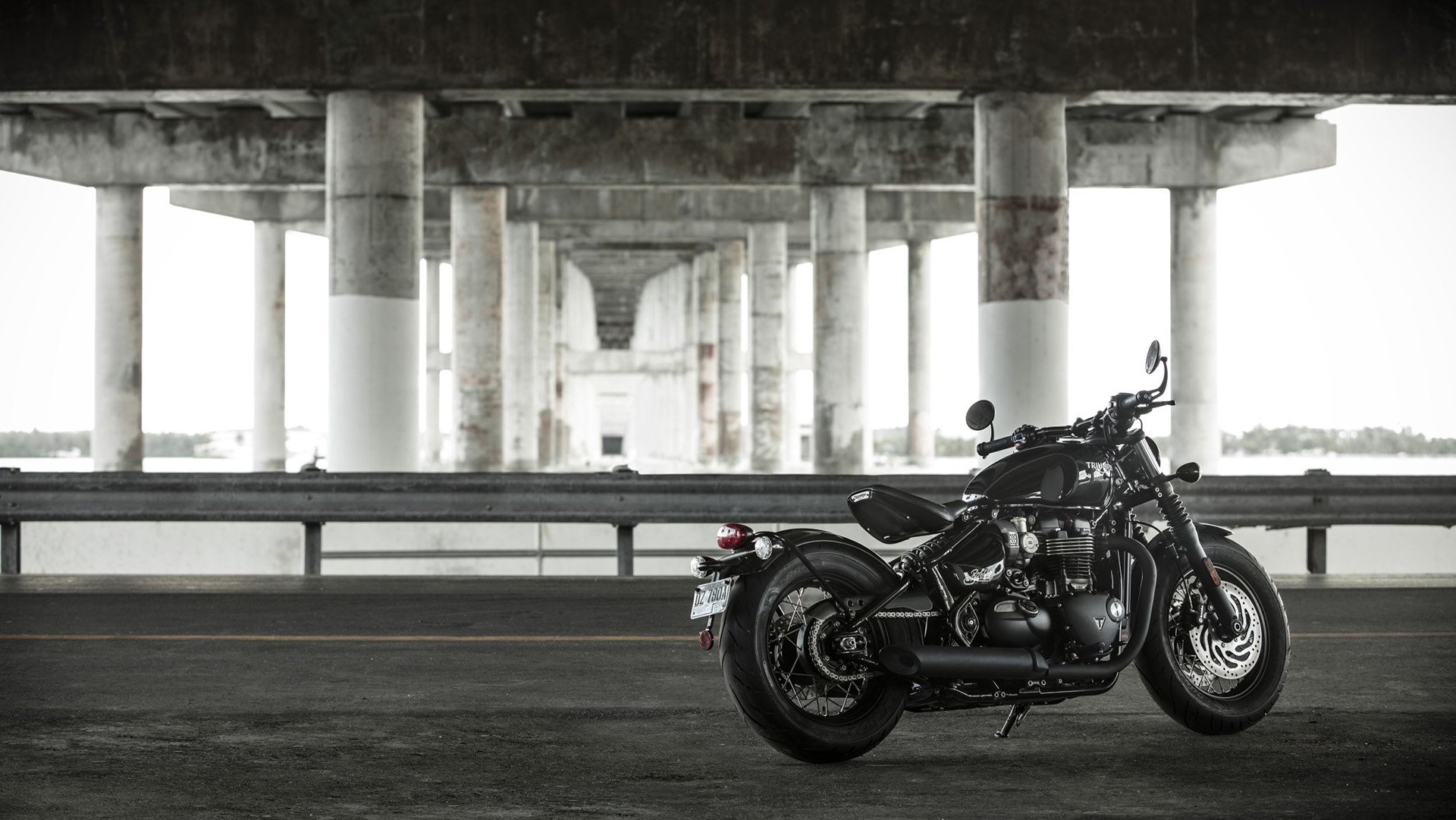 Bobber black triumph outlet
